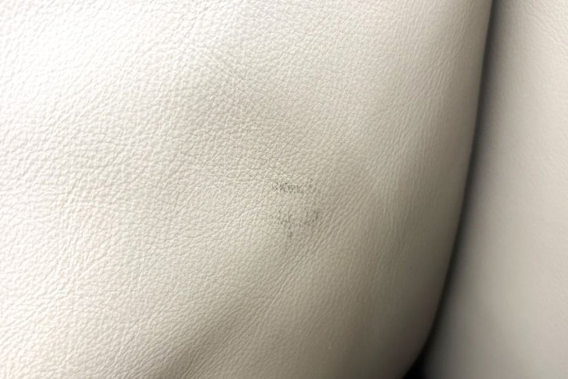 【4脚セット】 オカムラ 中古オフィス家具 NEWFORTY(ニューフォーティ)シリーズ 革張り 2019年製 中古 応接椅子 ミーティングチェア 多目的チェア ライトブラウン画像
