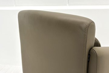 【4脚セット】 オカムラ 中古オフィス家具 NEWFORTY(ニューフォーティ)シリーズ 革張り 2019年製 中古 応接椅子 ミーティングチェア 多目的チェア ライトブラウン画像