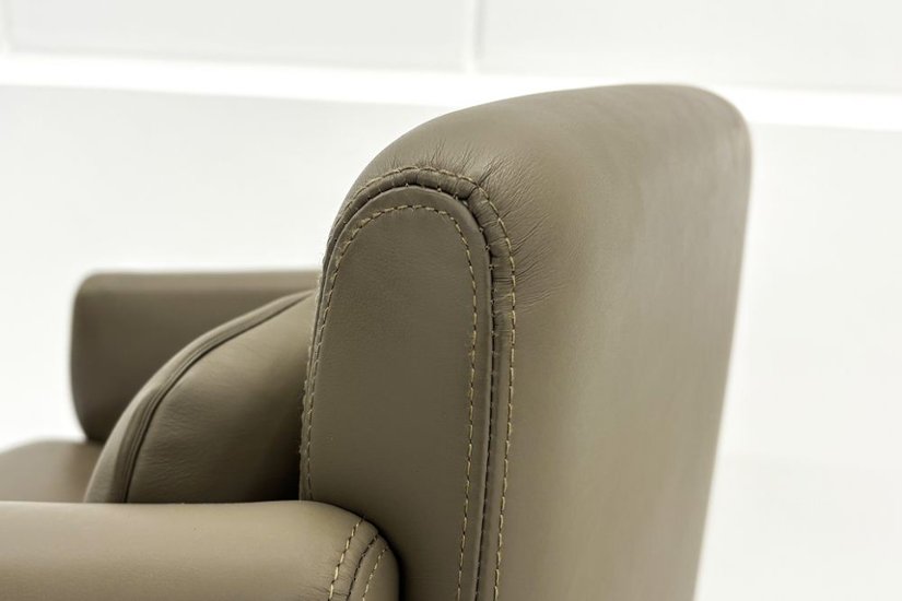 【4脚セット】 オカムラ 中古オフィス家具 NEWFORTY(ニューフォーティ)シリーズ 革張り 2019年製 中古 応接椅子 ミーティングチェア 多目的チェア ライトブラウン画像