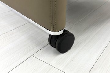 【4脚セット】 オカムラ 中古オフィス家具 NEWFORTY(ニューフォーティ)シリーズ 革張り 2019年製 中古 応接椅子 ミーティングチェア 多目的チェア ライトブラウン画像