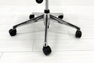 2024年製 オカムラ 中古チェア 【ポリッシュ脚ピカピカ磨き有！】シルフィーチェア ハイバックメッシュ 可動肘  Sylphy 中古オフィス家具 ブラック画像