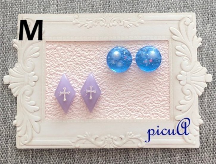 小さなきらめきのレジン製ピアス（イヤリング）＊15展開＊画像