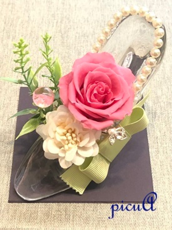 想いをのせて＊～小さなガラスの靴のアレンジメント画像